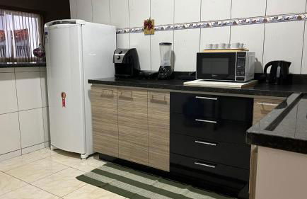 Casa com piscina bem localizada - Foto 8