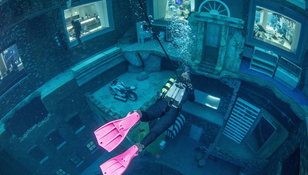 Plongée à Deep Dive Dubaï - Photo 4, Plongeur explorant la piscine de Deep Dive Dubaï