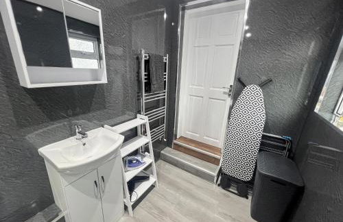 Stylish House Near Hospital with Free Parking - Foto 33