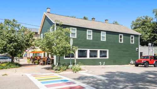 Center Suite A - Photo 3