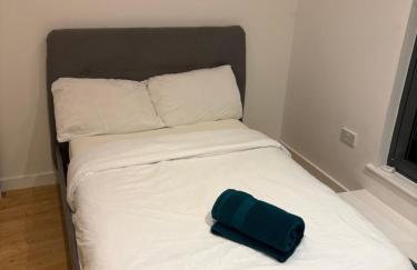 Rooftop 2 Bed Penthouse, Hot Tub, Wrapped Balcony, Free Parking, Train Station Location by Opulent Stays - Foto 4