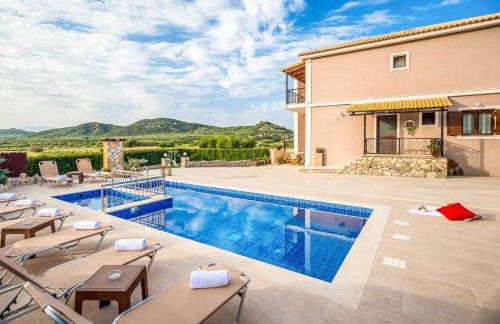 Maggie Alonia - Photo 2