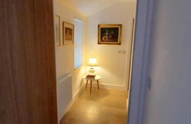 Luxury 1 bed apartment close to Airport and Exhibition centre ideal for short long term stays very cosy nicely furnished for comfort with all mod cons FreeParking on site Free WIFI - Foto 40