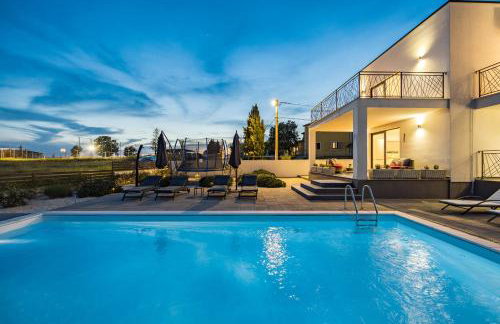 Villa Angie near Pula for 10 persons with private heated pool & kids playground - Foto 2