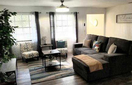 Whole House+Renovated+Pool+Lanai+BBQ+Close to All - Foto 2