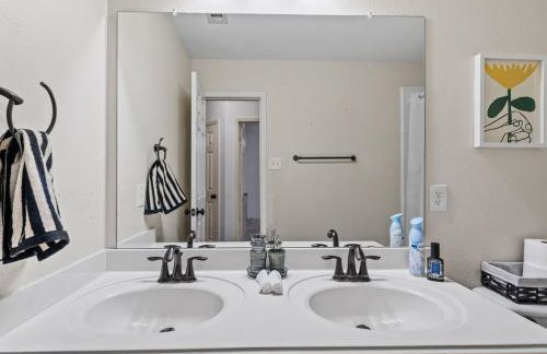 The Blue Door Oasis 4BR 2 BATH with 6 Beds Frisco with Arcade, Games, Office - Foto 44