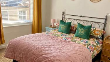 No 3, apartment in the heart of Bridport, Dorset - Photo 5