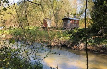 Otter Camp Private Riverside Glamping with Hot Tub - Foto 8