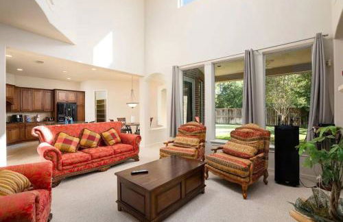 Bedroom with 3.5-Bathroom near Golf Course! - Photo 1