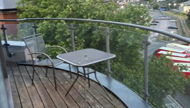 Rooftop 2 Bed Penthouse, Hot Tub, Wrapped Balcony, Free Parking, Train Station Location by Opulent Stays - Foto 5