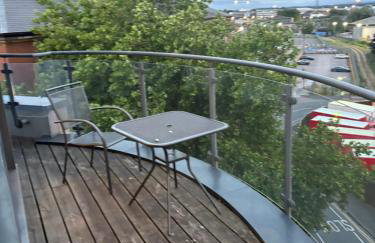 Rooftop 2 Bed Penthouse, Hot Tub, Wrapped Balcony, Free Parking, Train Station Location by Opulent Stays - Foto 5