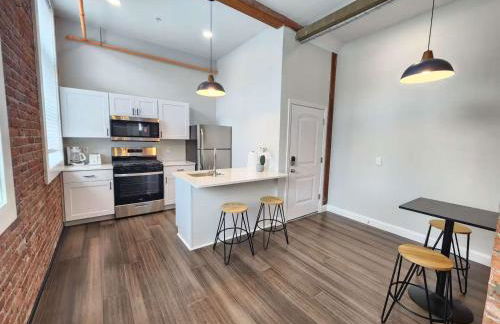 Jennifer's Historic Loft Glass Bedroom - Foto 9