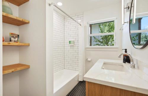 Trendy Remodeled Home by SoCo w Nice Outdoor Space - Foto 33