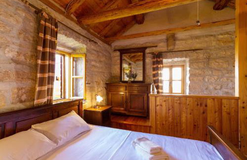 Old Small Stone House - Photo 17