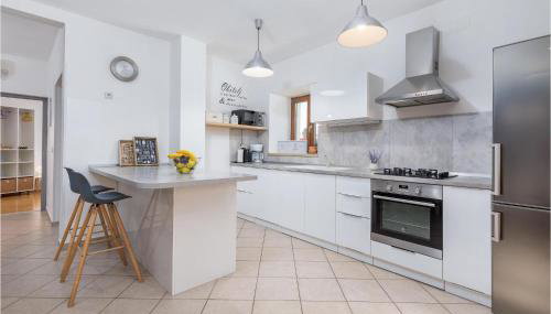 Two-Bedroom Holiday Home In Svetvincenat - Foto 4