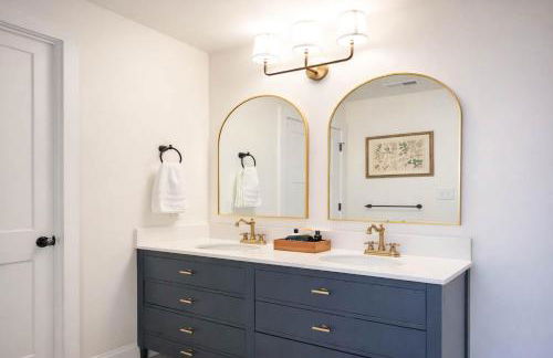 Speakeasy Family Retreat with Skyline Views - Foto 16