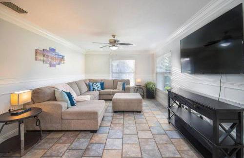 Family Home with Pool, Game Room, and Grill Near Disney - Foto 22