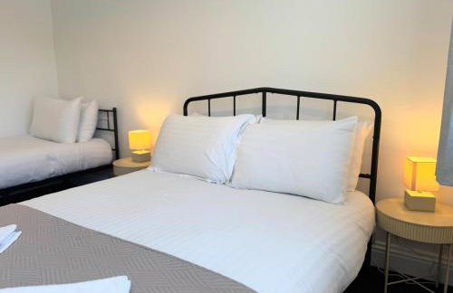 New Spacious 4 Bedrooms 5 Beds House Sleeps 8! - Foto 35