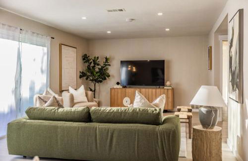 @ Marbella Lane - Vibrant & Chic Designer Home - Photo 6