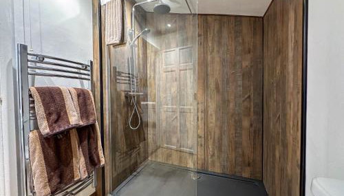 Treetops Lodge, private Cornish hideaway, parking, garden - Foto 2, Shower