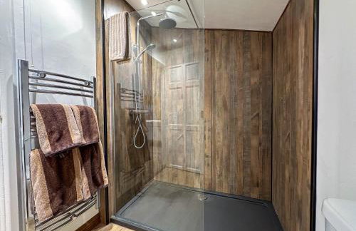 Treetops Lodge, private Cornish hideaway, parking, garden - Foto 2