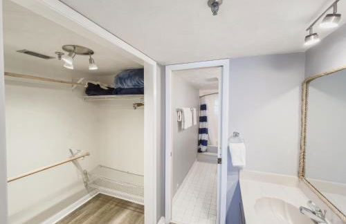 Luxury, Direct Oceanfront Unit and Balcony, Northeast Corner, Heated Pool, Garage Parking - Photo 31