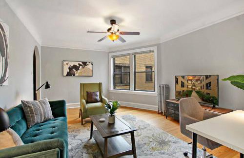 1BR Vibrant & Inviting Apt in Chicago - Montrose 2E - Foto 1