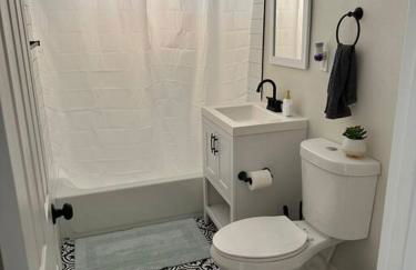 Chic 1 bedroom quiet and private side apt No shared area - Photo 6