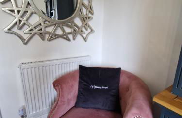 Modern & Spacious 5 Bedroom Bungalow with Parking Near Brecon Beacons & Bike Park Wales - Photo 2