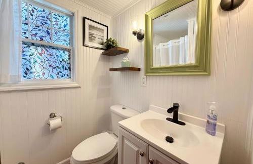 Cottage 10 - King Bed Child Loft w Twin Private Bath Kitchenette Pets Allowed Fee applies - Photo 11