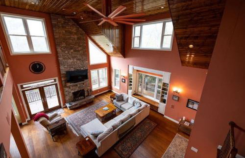 Riverbend Lodge Spacious Riverfront Home with Hot Tub Pool & Mountain view - Foto 14