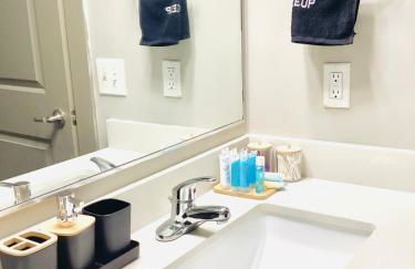 Cozy Uptown apartment with Gym and Swimming pool - Photo 35