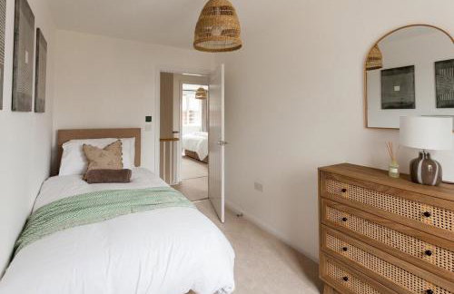 Runcorn Spacious Modern 3 bedroom House, 4 beds, On site Parking, Long stay deals - Foto 31