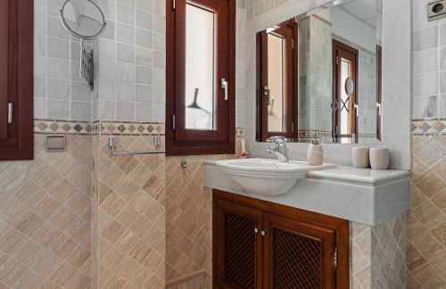 Infinity pool mansion by Costarentals - Ref 85 - Photo 55