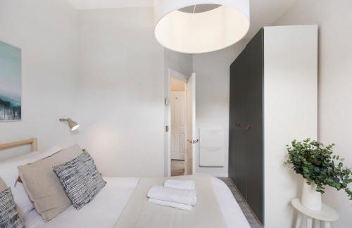 Clapham South Surprise - Photo 4