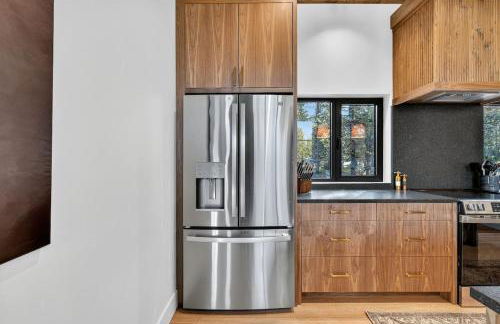 The Luxe House | Upscale Cabin w/ Hot Tub & Fire Pit! - Foto 7