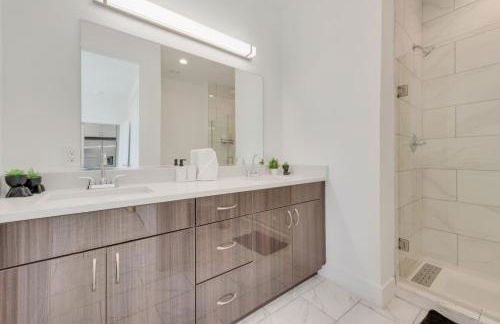 City Lights 2BR I Parking I King Bed I Workspace - Foto 13