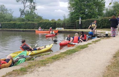 Swan Cottage 2-Bedroom-Netflix-Parking-Nature-Canal - Photo 41