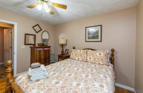 Carries Cottage- Hot Tub, Firepit, Covered Deck - Foto 28