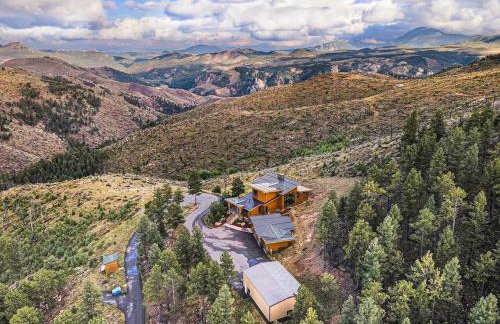 Hot Tub and Scenic Views at The Bailey Lodge - Foto 7