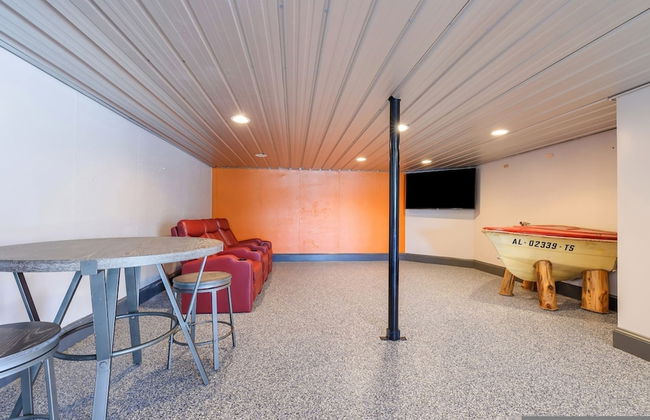 7BR Lakefront Haven Pool Hot Tub Gated 4acres - Foto 20