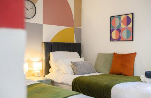 Stylish 3BR Home - Sleeps 7 - 15 Min to City Centre, Parking Garden & Fast Wi-Fi - Foto 25
