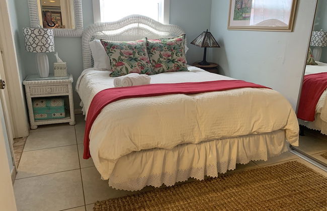 The Secret Garden - The Cottage Near Beach, Shops, Restaurants, Pet Friendly, Close to Lucerne Ave! - Foto 3