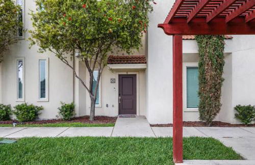 Luxurious Condo with Pool & Garage Close to Shopping - Foto 12