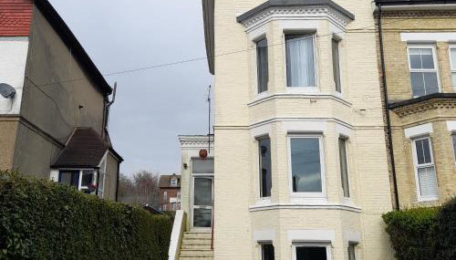 Modern 1-Bed Flat in Dover - Photo 2