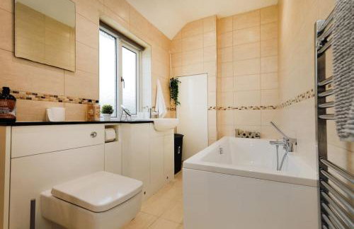 Comfy stays, Rotherham for contractors & Families, spacious, conservatory, free parking, wifi, 3BDR - Foto 29