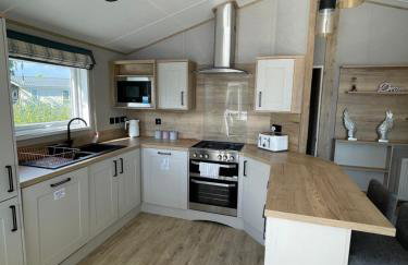 Chichester Lakeside Holiday Park Lakefront Lodge - Foto 19