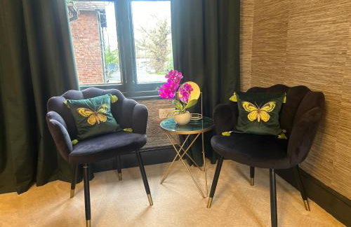 Park View is a beautiful whole entire house close to town centre, sleeps 8 in 4 rooms, 2 doubles and 4 single beds with 2 shower rooms, available for holidays, insurance stays, trades people, contractors, pets welcome - Foto 5