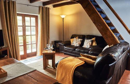 Penuwch Boathouse, Waterside Cottage with indoor Pool, Sauna & Parking - Photo 3