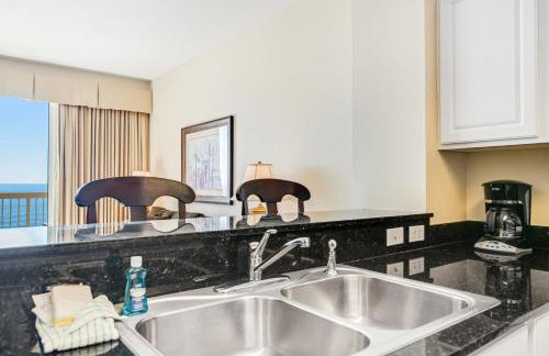 High-rise condo with pool & ocean views - walk to the beach - Foto 16